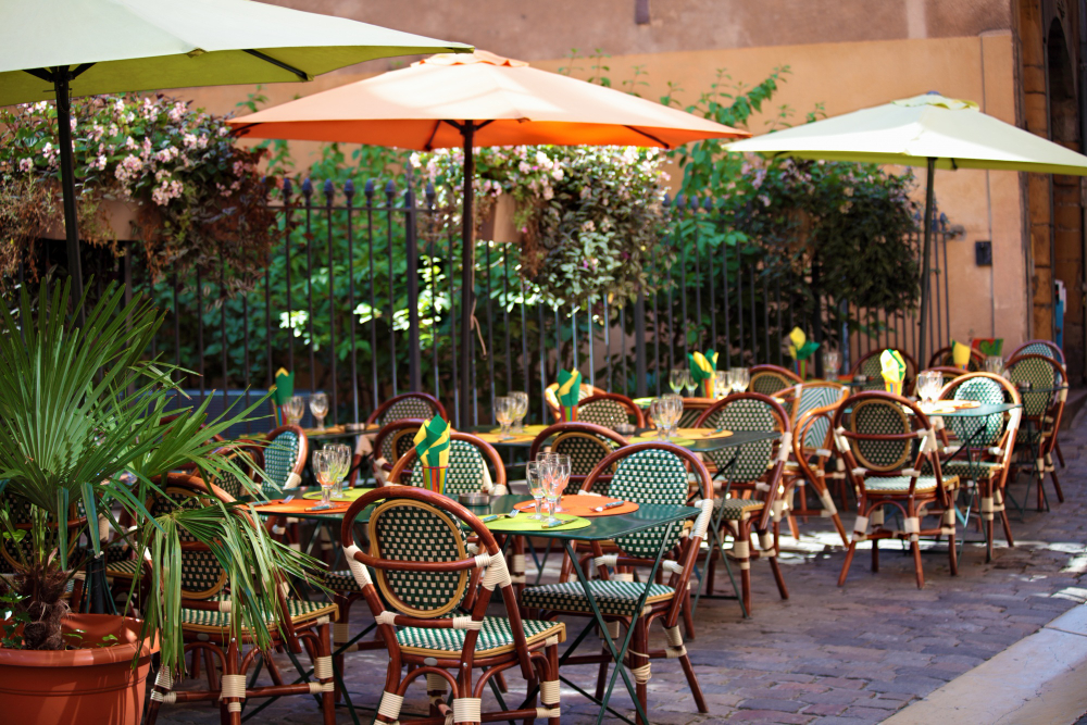 outdoor-seating-green-spaces-for-restaurant