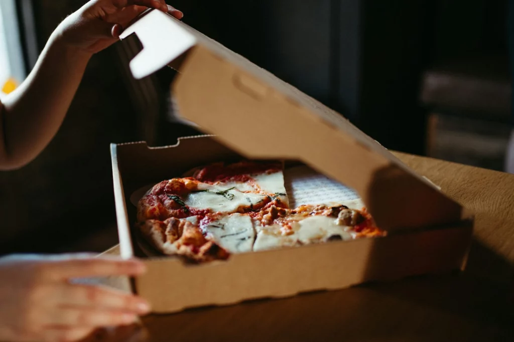 pizza-box-with-pizza