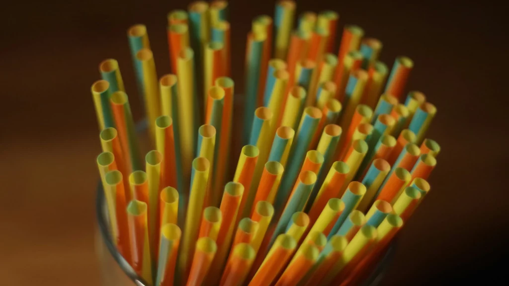 environmental-impact-paper-vs-plastic-straws